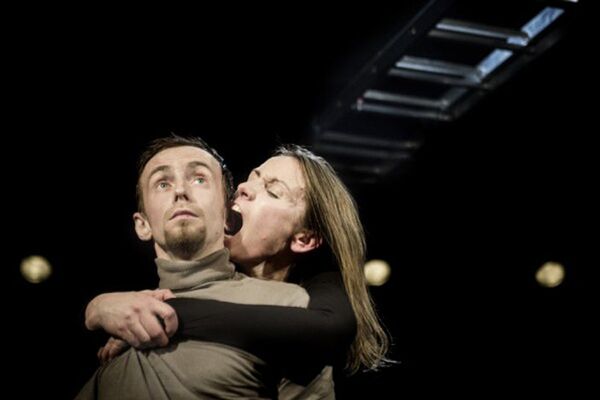 Сцена из спектакля Мастер голода режиссера Эймунтаса Някрошюса Сцена из спектакля Мастер голода режиссера Эймунтаса Някрошюса - Sputnik Латвия