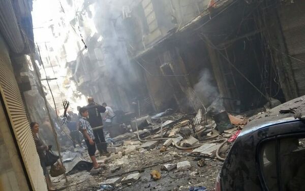 Жители в христианском квартале Мидан в Алеппо, пострадавшем от минометного обстрела - Sputnik Латвия