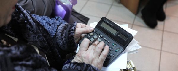Женщина в очереди в расчетно-кассовом центре Женщина в очереди в расчетно-кассовом центре - Sputnik Латвия