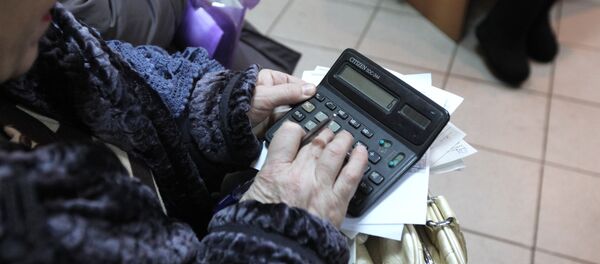 Женщина в очереди в расчетно-кассовом центре Женщина в очереди в расчетно-кассовом центре - Sputnik Латвия