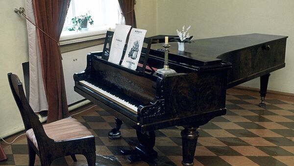 Рояль в Доме-музее П.И.Чайковского в Воткинске - Sputnik Латвия