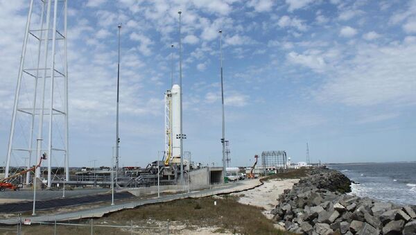 Космодром с установленной ракетой Антарес в США - Sputnik Латвия