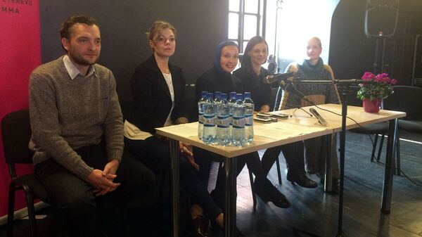 Алла Сигалова (в центре)  представила свой новый спектакль Любить - Sputnik Латвия