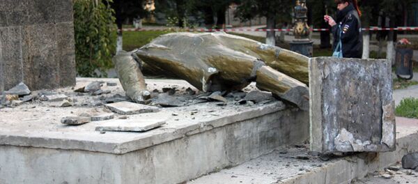 Разрушенный вандалами памятник Ленину, установленный в городском саду Судака Разрушенный вандалами памятник Ленину, установленный в городском саду Судака - Sputnik Латвия