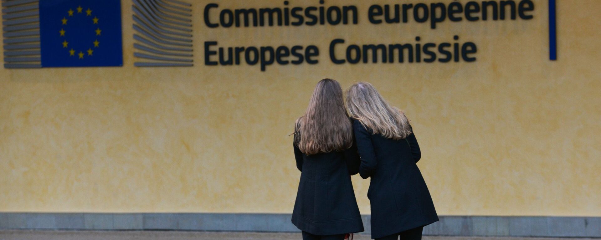 Логотип Евросоюза на здании штаб-квартиры Европейской комиссии в Брюсселе - Sputnik Латвия, 1920, 22.06.2021