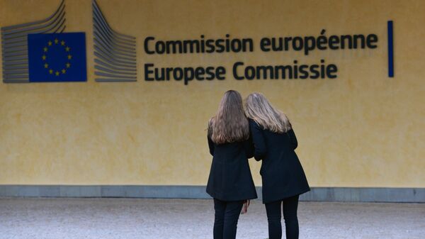Логотип Евросоюза на здании штаб-квартиры Европейской комиссии в Брюсселе - Sputnik Латвия