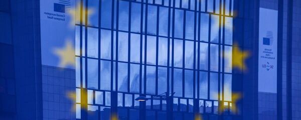 Флаг Евросоюза на фоне здания в Брюсселе Флаг Евросоюза на фоне здания в Брюсселе - Sputnik Latvija