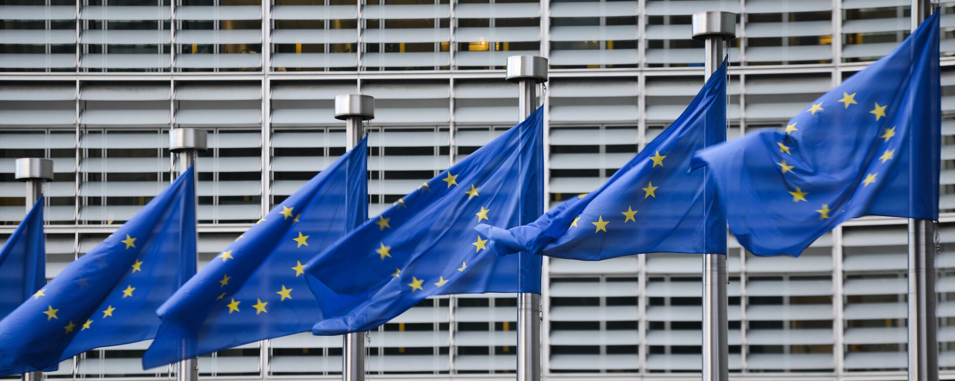 Флаги Евросоюза у здания штаб-квартиры Европейской комиссии в Брюсселе - Sputnik Латвия, 1920, 24.03.2023