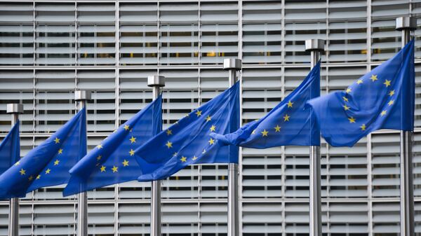 Флаги Евросоюза у здания штаб-квартиры Европейской комиссии в Брюсселе - Sputnik Латвия
