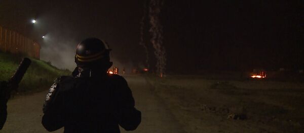 Слезоточивый газ, дым и огонь  –  столкновения полиции и мигрантов в Кале - Sputnik Латвия