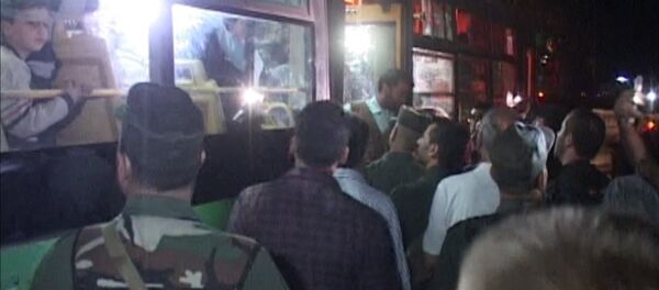 Сирийцы песнями встречали автобусы с освобожденными жителями восточного Алеппо - Sputnik Латвия