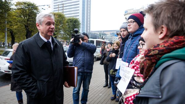 Карлис Шадурскис пообщался с протестующими студентами Карлис Шадурскис пообщался с протестующими студентами - Sputnik Латвия