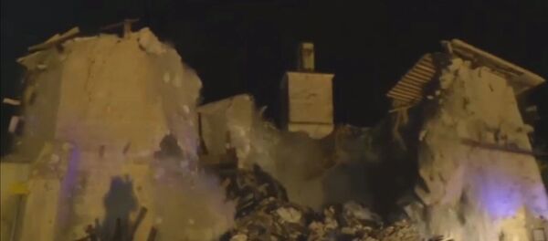 Церковь XV века обрушилась во время землетрясения в Италии. Кадры инцидента Церковь XV века обрушилась во время землетрясения в Италии. Кадры инцидента - Sputnik Латвия