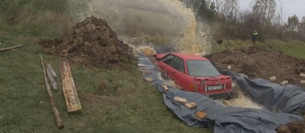 Pensionārs no Latvijas noslīcinājis mašīnu kokakolas baseinā - Sputnik Latvija