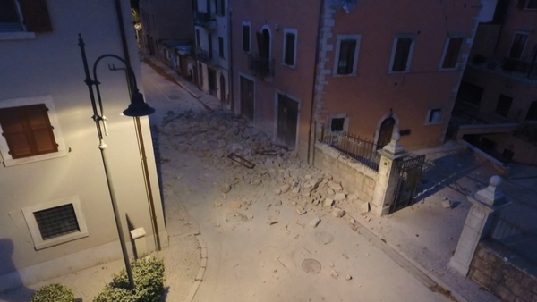 Разрушенные здания и пустынные улицы – последствия землетрясения в Италии - Sputnik Латвия