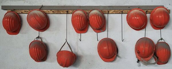Strādnieku aizsargķiveres rūpnīcā Strādnieku aizsargķiveres rūpnīcā - Sputnik Latvija
