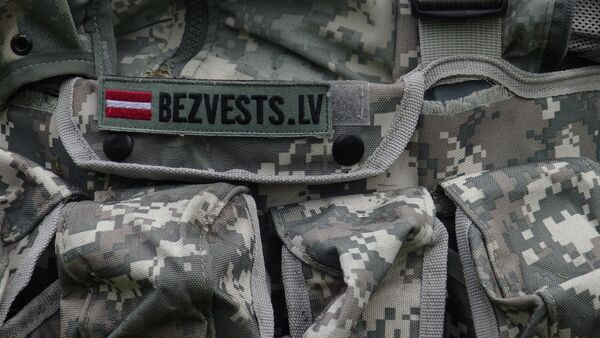 Нашивка на рюкзаке поисковой организации Bezvests.lv - Sputnik Латвия