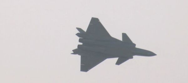 Кадры дебютного полета китайского истребителя пятого поколения J-20 - Sputnik Латвия