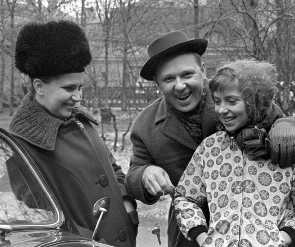Клоун Олег Попов с женой и дочкой - Sputnik Латвия