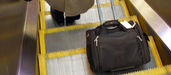 Сумка на эскалаторе Сумка на эскалаторе - Sputnik Latvija
