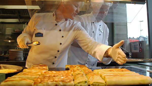 Повара ресторана Лидо в торговом комплексе Ориго - Sputnik Latvija