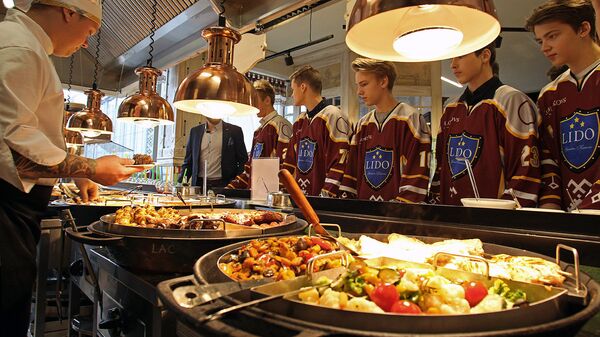 Юношеская хоккейная команда в ресторане Лидо - Sputnik Латвия