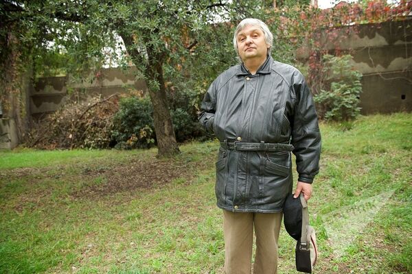 Михаил Уркевич на территории Евангелическо-лютеранской церкви в столице Грузии - Sputnik Латвия