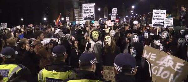 Hakeru kustības Anonymous piekritēji maršē pa Londonas centru Hakeru kustības Anonymous piekritēji maršē pa Londonas centru - Sputnik Latvija