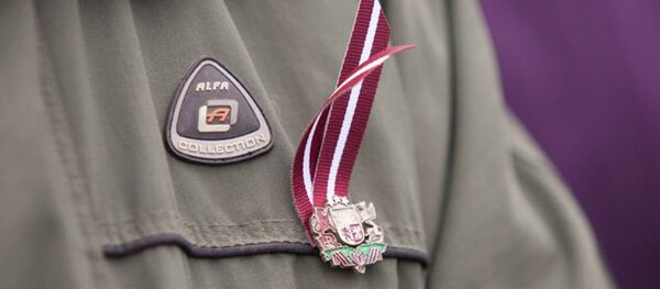 Nēsājiet sarkanbaltsarkano: par godu Lāčplēša dienai sarūpēti 10 km lentīšu Nēsājiet sarkanbaltsarkano: par godu Lāčplēša dienai sarūpēti 10 km lentīšu - Sputnik Latvija
