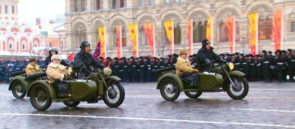 Торжественное шествие на Красной площади в честь парада 1941 года в Москве Торжественное шествие на Красной площади в честь парада 1941 года в Москве - Sputnik Латвия