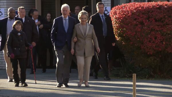 Клинтон проголосовала на президентских выборах США и пообщалась с избирателями - Sputnik Латвия