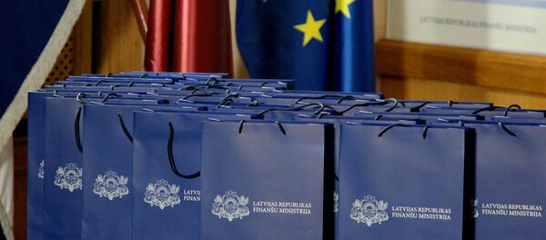Paketes ar uzrakstu Latvijas Finanšu ministrija. Foto no arhīva Paketes ar uzrakstu Latvijas Finanšu ministrija. Foto no arhīva - Sputnik Latvija