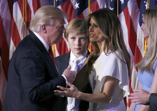 Дональд Трамп с сыном Барроном женой Меланией и дочкой Иванкой - Sputnik Латвия