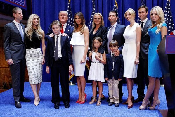 Дональд Трамп с членами своей семьи - Sputnik Латвия