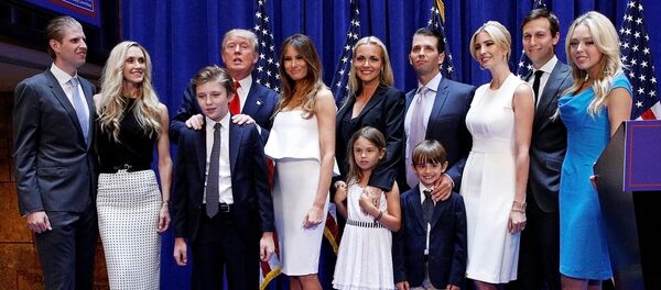 Дональд Трамп с членами своей семьи - Sputnik Латвия