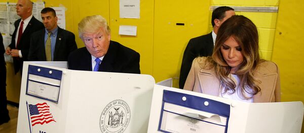 Дональд Трамп и его жена Мелания Трамп голосуют на выборах - Sputnik Латвия