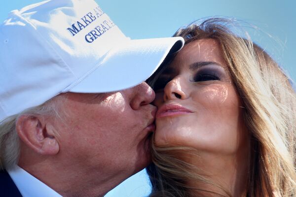 Дональд Трамп целует свою жену - Sputnik Латвия