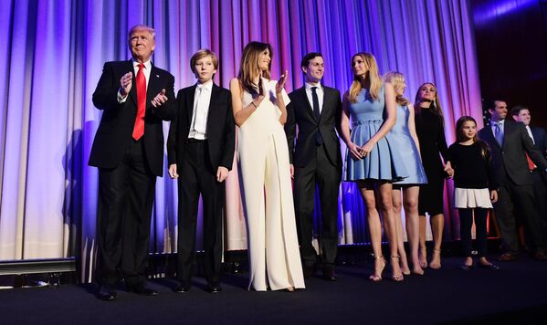 Доналльд Трамп с женой Меланией и членами своей семьи - Sputnik Латвия