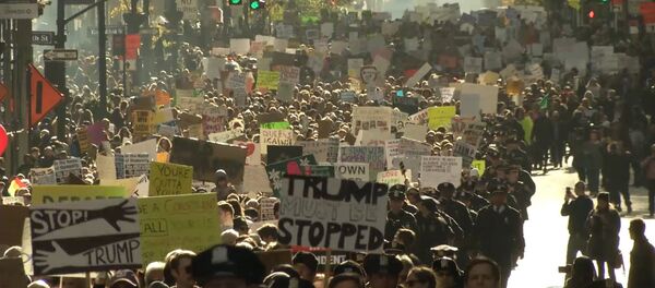Тысячи жителей Нью-Йорка прошли маршем в знак протеста против Трампа  - Sputnik Латвия