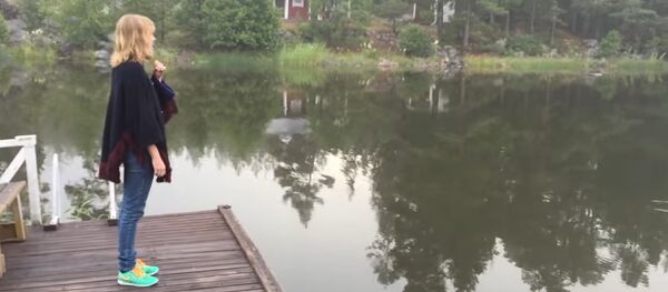 Шведке удалось позвать дикого лебедя с помощью традиционной песни - Sputnik Латвия