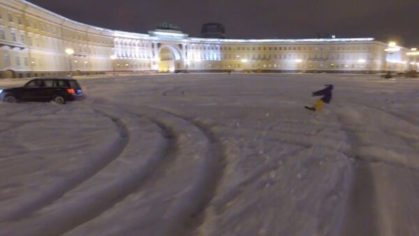Экстремал на сноуборде проехал по заснеженной Дворцовой площади в Петербурге - Sputnik Латвия