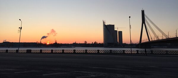 Вид на Swedbank и вантовый мост в Риге - Sputnik Латвия