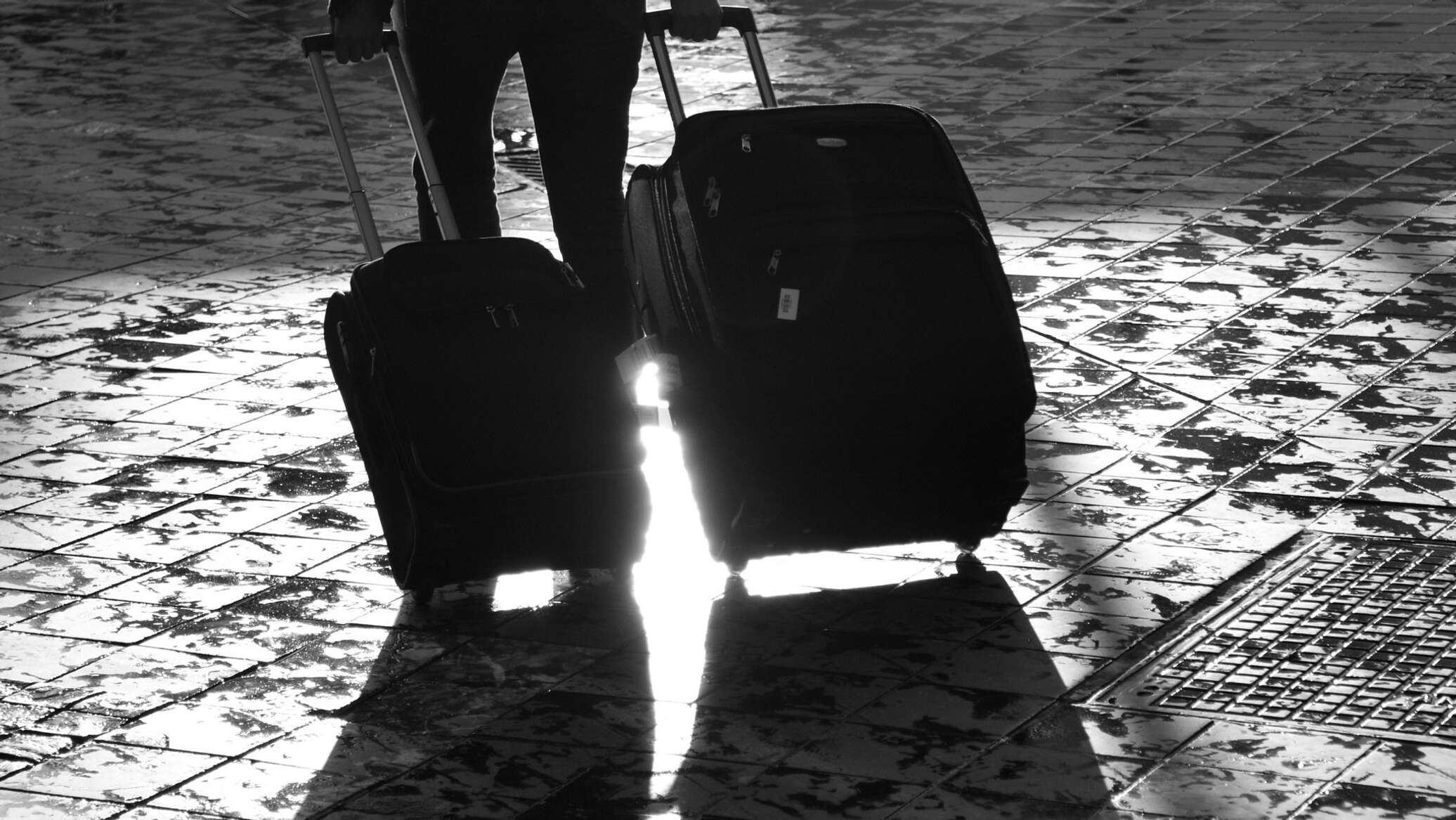 Девушка с чемоданом. Уезжать отрывать. Уезжает с чемоданом. Люди на вокзале. Человек уходит с чемоданом.