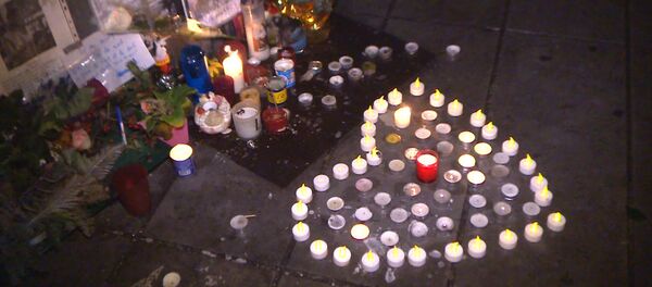 Парижане выложили сердце из свечей в память о жертвах терактов 2015 года Парижане выложили сердце из свечей в память о жертвах терактов 2015 года - Sputnik Латвия