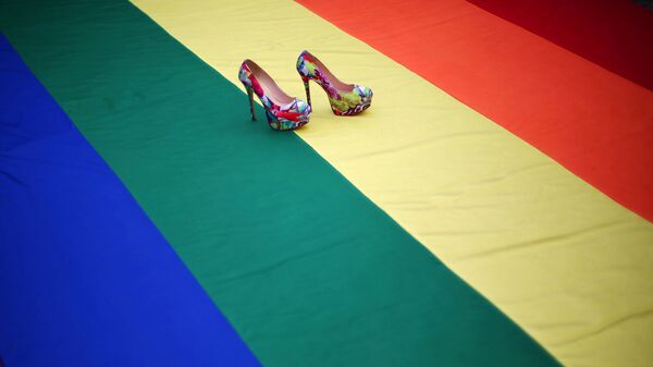 Радужный флаг во время акции ЛГБТ-сообщества - Sputnik Латвия