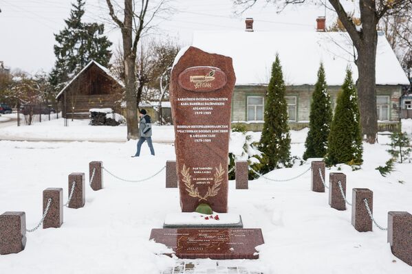 Мемориальный камень воинам-интернационалистам, участвовавшим в военных действиях 1979-1989 гг. На афганской войне погибли 4 жителя бывшего Лудзенского района - Sputnik Latvija