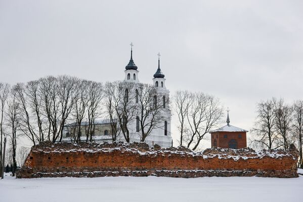Лудзенская Римско-католическая церковь на фоне руин лудзенского средневекового замка - Sputnik Латвия
