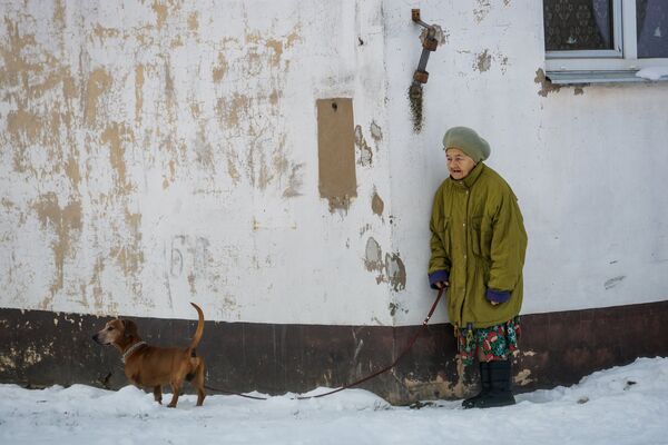 Жительница Лудзы с собачкой - Sputnik Latvija