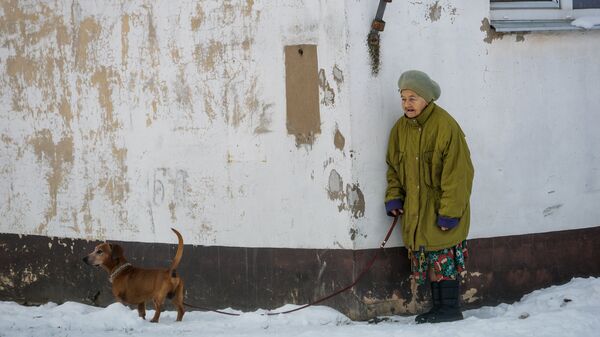 Жительница Лудзы с собачкой - Sputnik Latvija