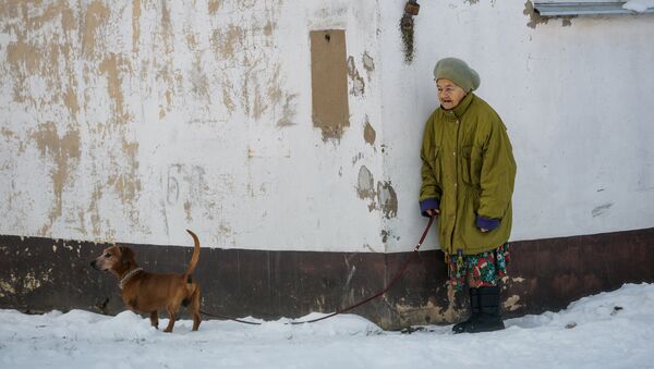 Жительница Лудзы с собачкой - Sputnik Latvija